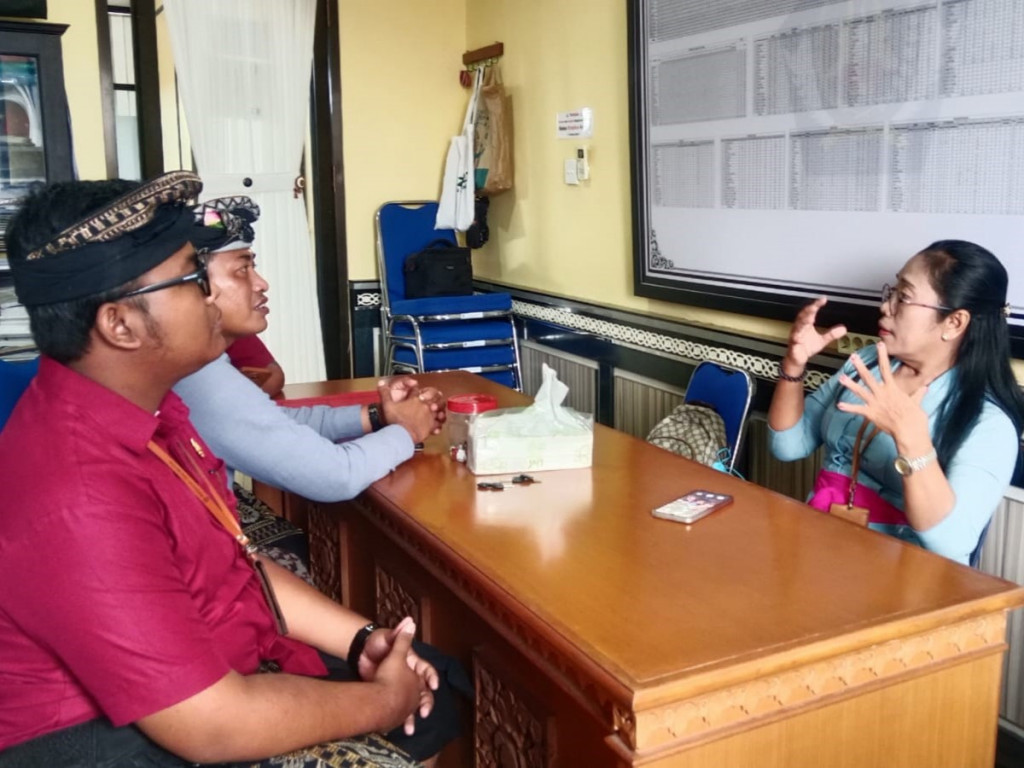 Koordinasi Perangkat Desa Mengwi mengunjungi Desa Dalung tentang Penggunaan Website Kampung KB dan Aplikasi SIGA